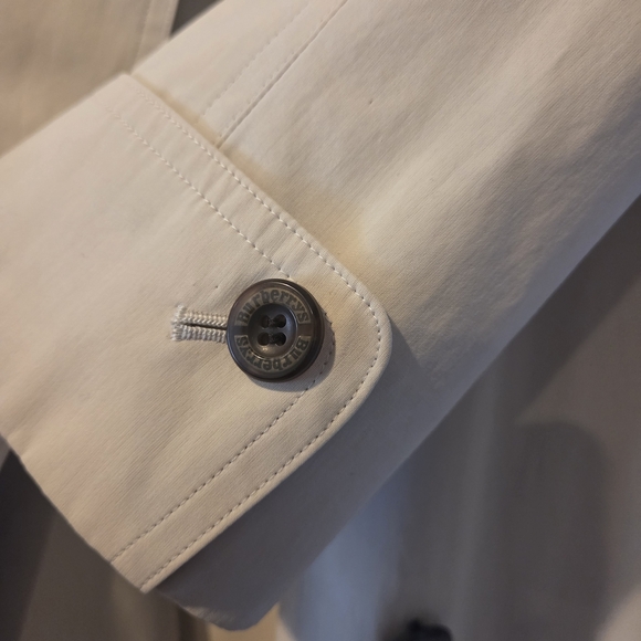 Burberrys Men's Classic Beige Trench Coat - Picture 5 of 12